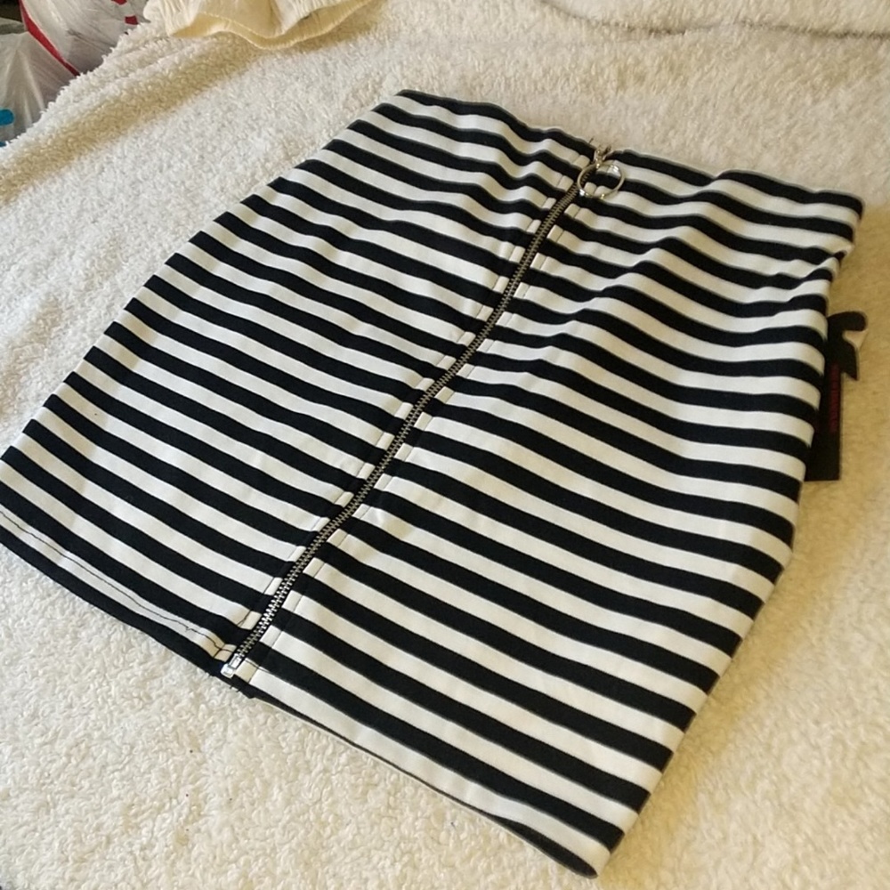 🎈🎈🎈Stripe black and white Mini skirt - Picture 2 of 6